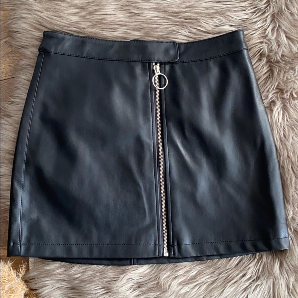 Forever 21 Faux Leather Zipper Front Mini Skirt